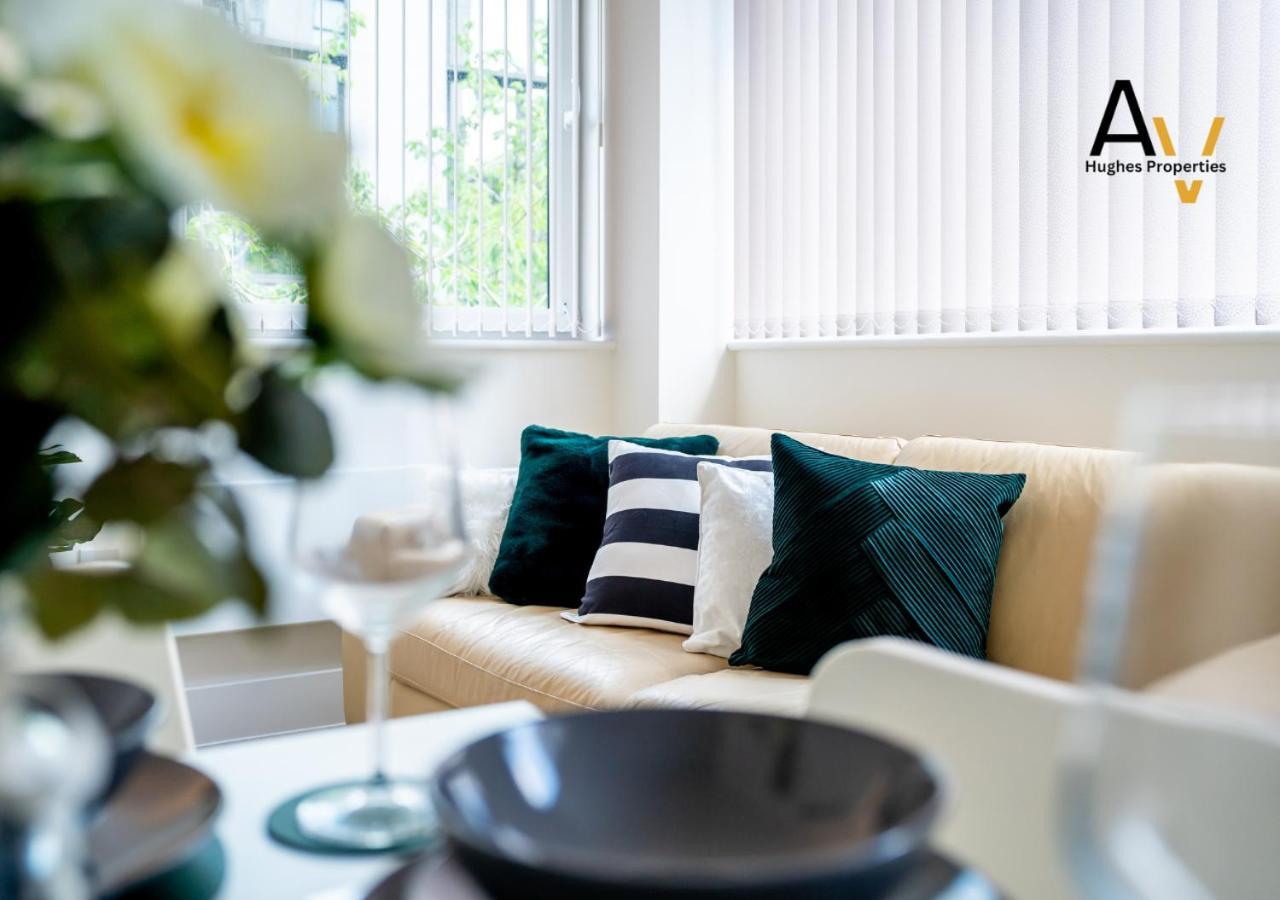 Modern Two-Bedroom Apartment - Central Location, Free Wi-Fi, Ideal For Long Stays By Av Hughes Properties Milton Keynes Luaran gambar